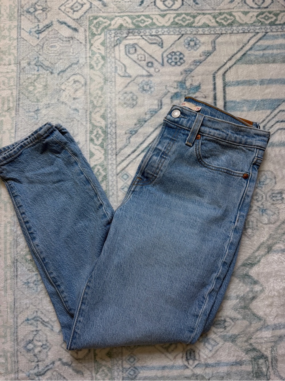 Leviâs premium wedgie icon fit ankle jeans W28 light wash high rise